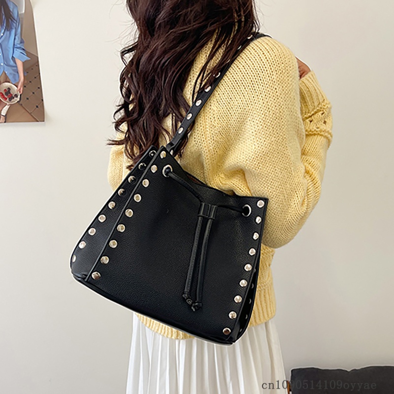 Punkstijl, met metalen studs,  - Interior Design Style recensie en prijs