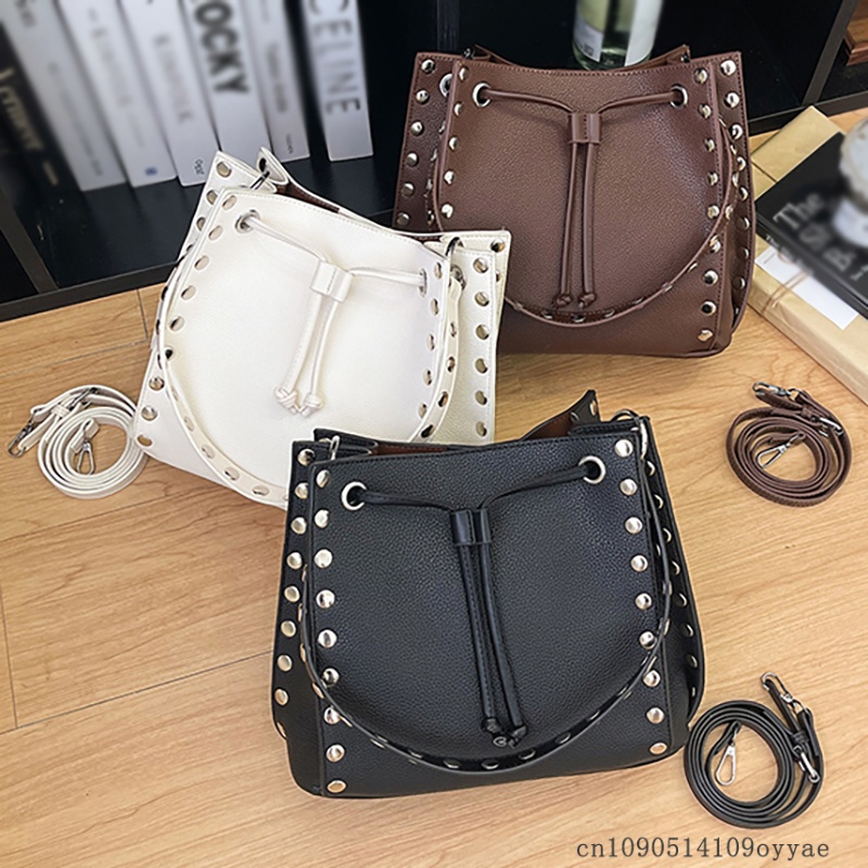 Punkstijl, met metalen studs,  - Interior Design Style recensie en prijs